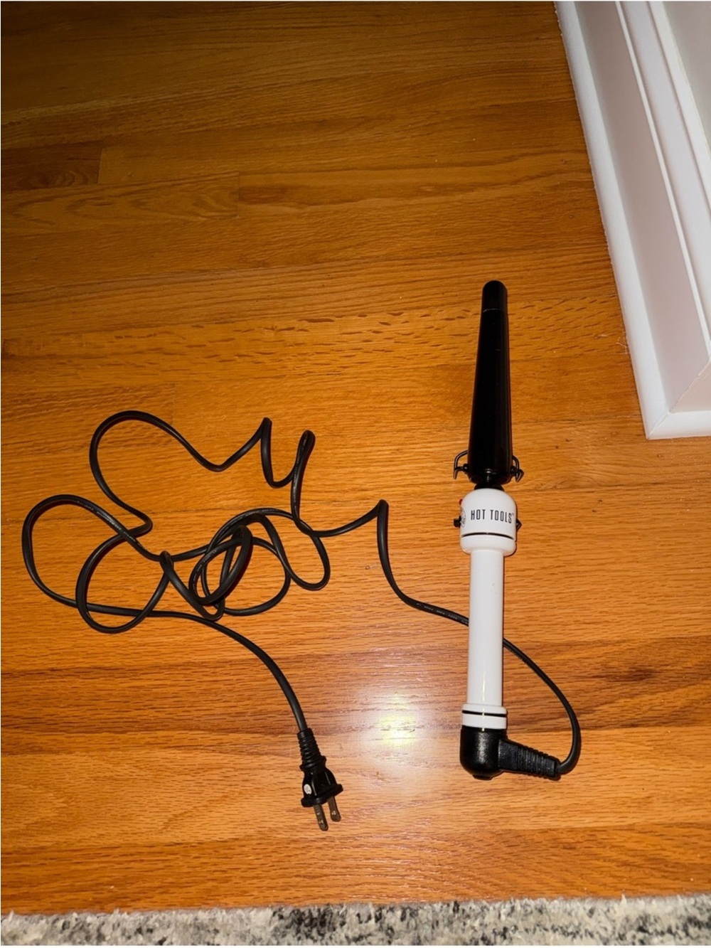 HOT TOOLS White and Black Tapered Curling Wand NEW